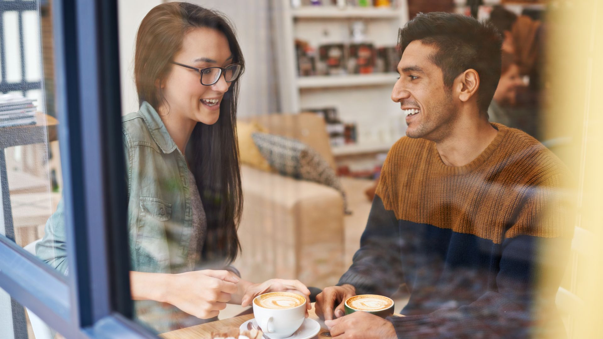 Kopi dan First Date Kenapa Pertemuan Pertama Hampir Selalu Berakhir di Coffee Shop