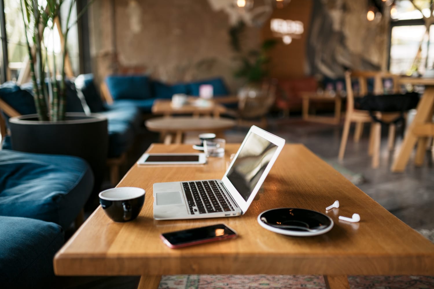 Laptop Coffee Shop Kenapa Banyak Orang Terlihat Sibuk Padahal Belum Tentu Sedang Kerja